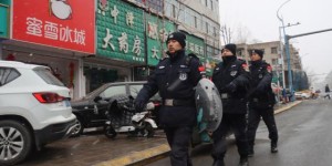 雨雪来袭不退岗 巡逻民警守平安