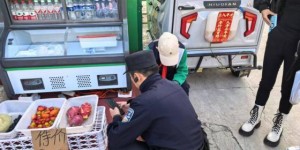 学生突发疾病 民警及时护送就医