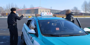 冰城公安：24小时警灯闪烁  他们把平安刻在城市“大门”上