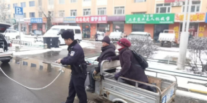 春雷行动：三轮车路边故障 通河公安暖心救助