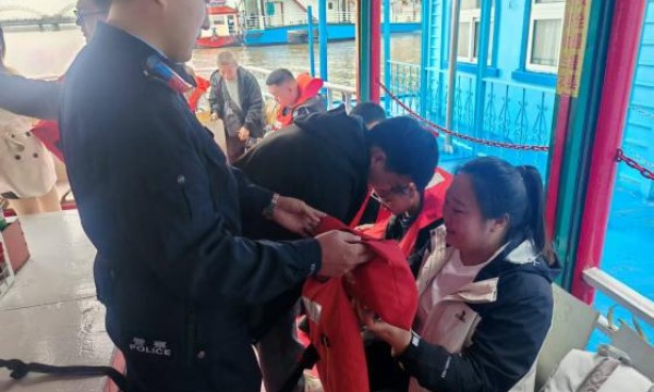 冰城公安绷紧“安全弦”  确保轮渡运营安全无虞
